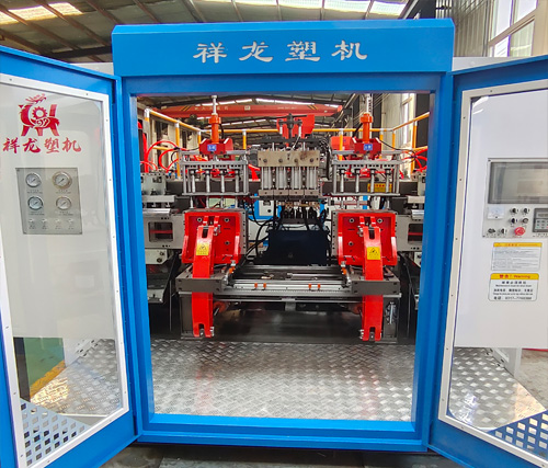 23、全自動(dòng)一出四吹瓶機(jī)1.jpg